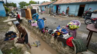 M&aacute;s de la mitad del pa&iacute;s sigue bajo alertas del COE por onda tropical y vaguada; comunidades batallan con inundaciones y lodo