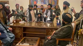 Periodistas afganos acusan a los talibanes de imponer un apagón informativo en el país