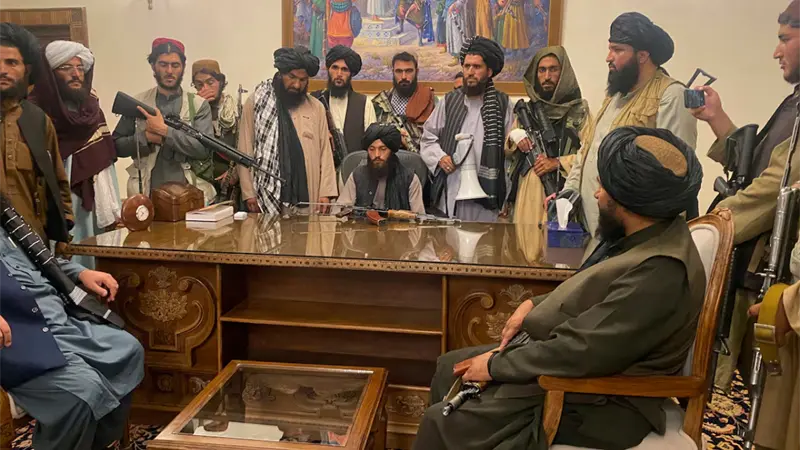 Periodistas afganos acusan a los talibanes de imponer un apagón informativo en el país