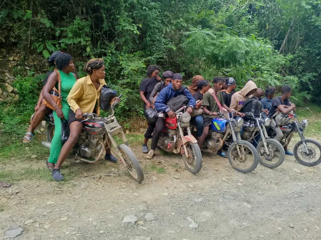 Ejército detiene cinco motociclistas que transportaban a 18 haitianos indocumentados en Dajabón