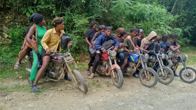 Ejército detiene cinco motociclistas que transportaban a 18 haitianos indocumentados en Dajabón