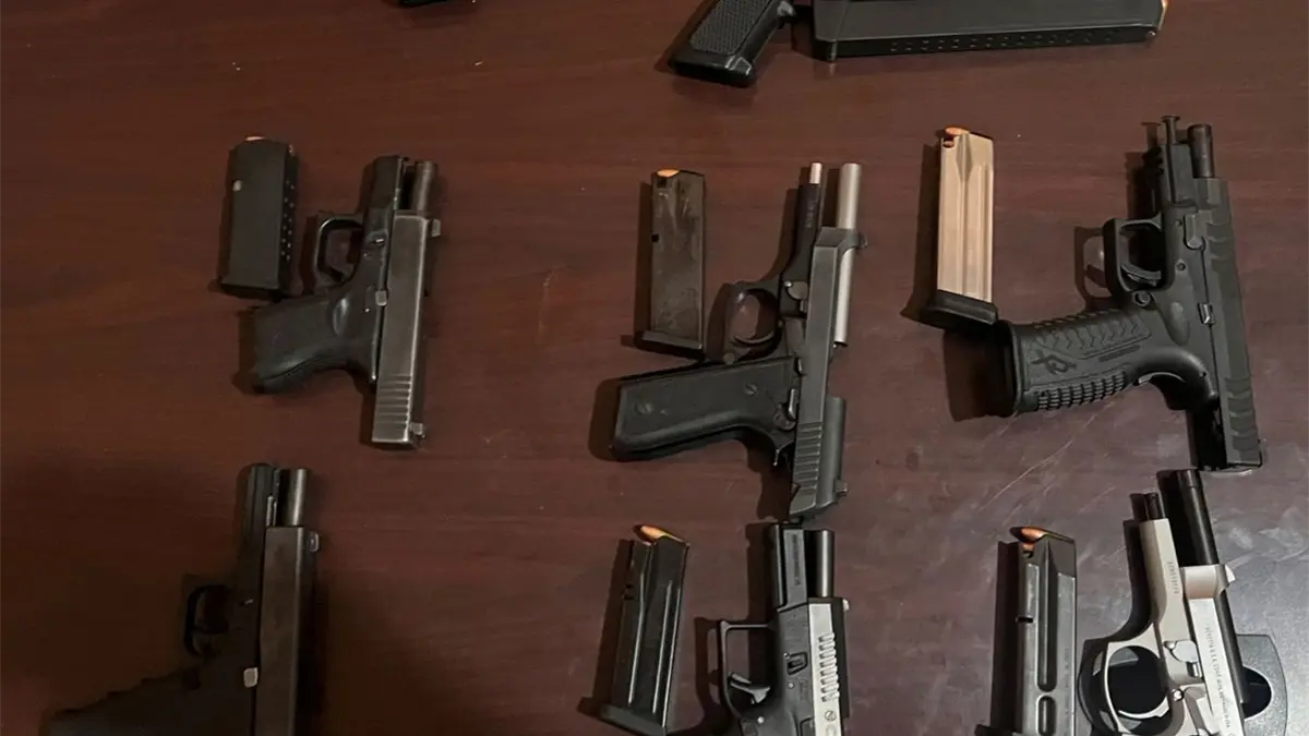 Policía Nacional desmantela presunta banda delictiva en Villa González; ocupa armas, chalecos antibalas y detiene a diez personas