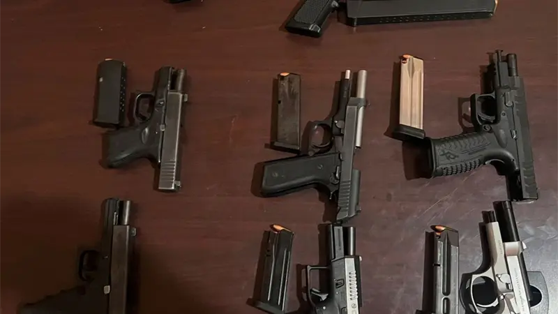 Policía Nacional desmantela presunta banda delictiva en Villa González; ocupa armas, chalecos antibalas y detiene a diez personas