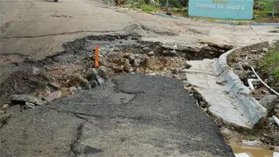 Denuncian colapso de puente que pone en peligro vidas de residentes