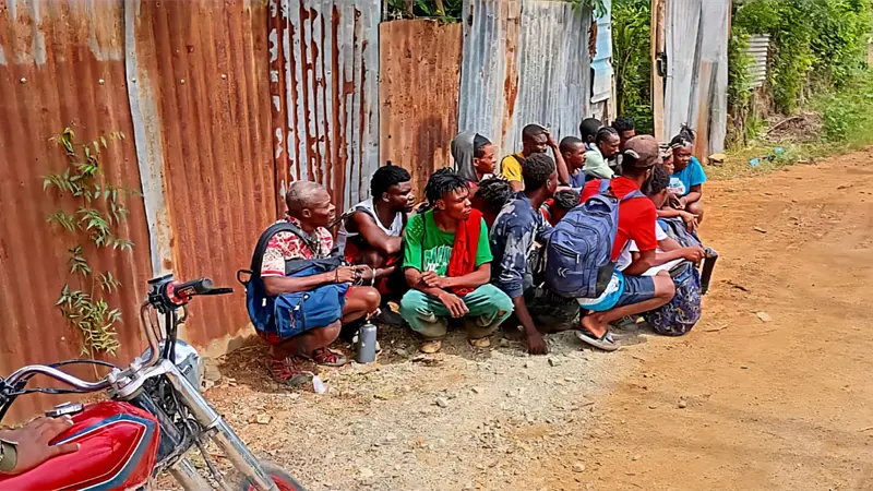 Detienen a 17 haitianos indocumentados en una vivienda abandonada en Guayubín