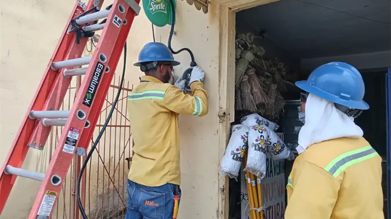 Edesur desmantela más de 6 mil conexiones ilegales y regulariza a miles de clientes en 10 provincias