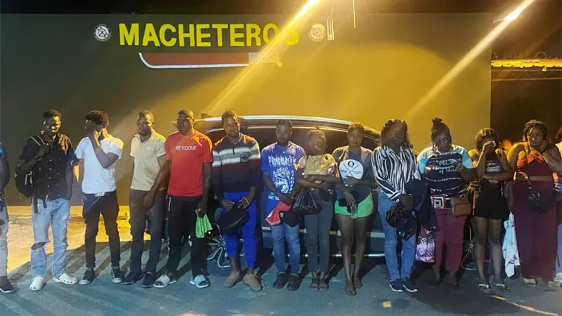Ejército detiene jeepeta con 14 indocumentados en Mao