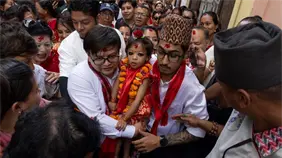 Niña de dos años es entronizada como la nueva diosa viviente de Nepal