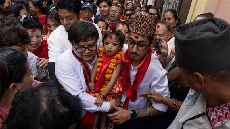 Niña de dos años es entronizada como la nueva diosa viviente de Nepal