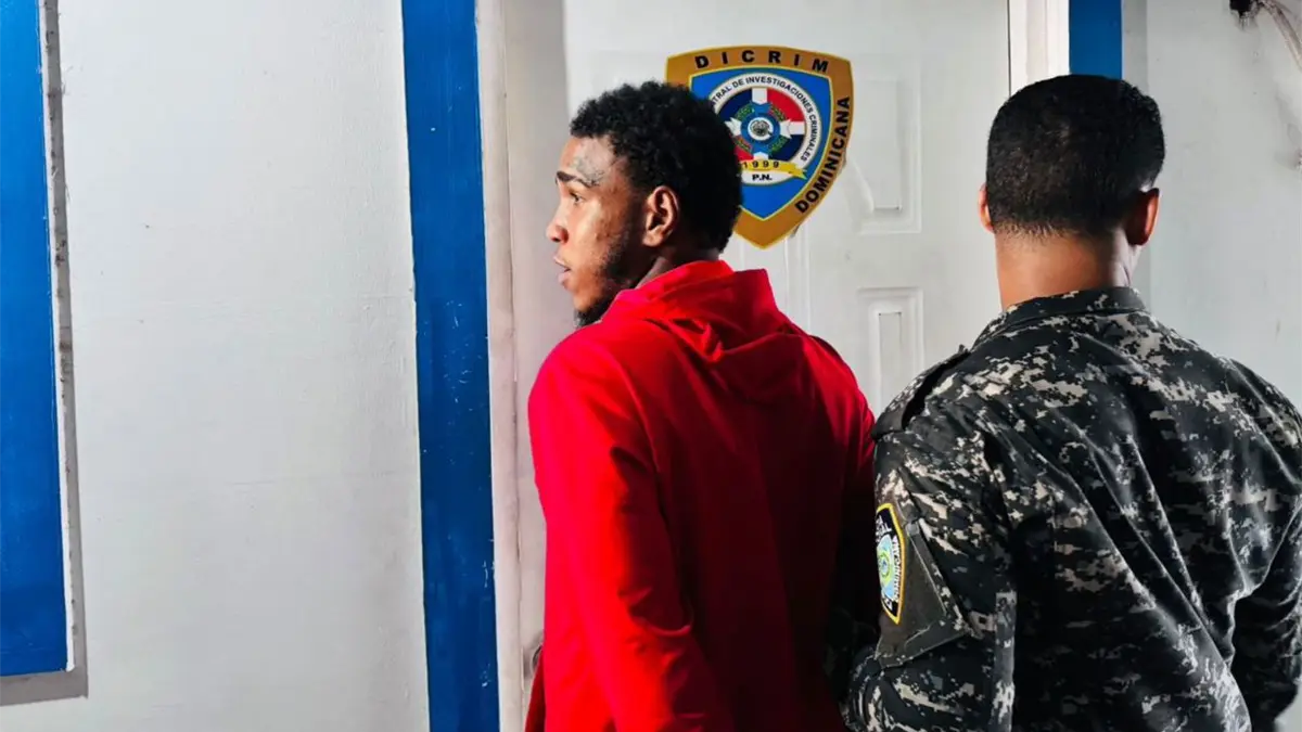 Se entrega implicado en violento atraco contra una mujer en Santiago
