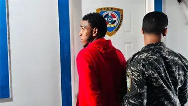 Se entrega implicado en violento atraco contra una mujer en Santiago