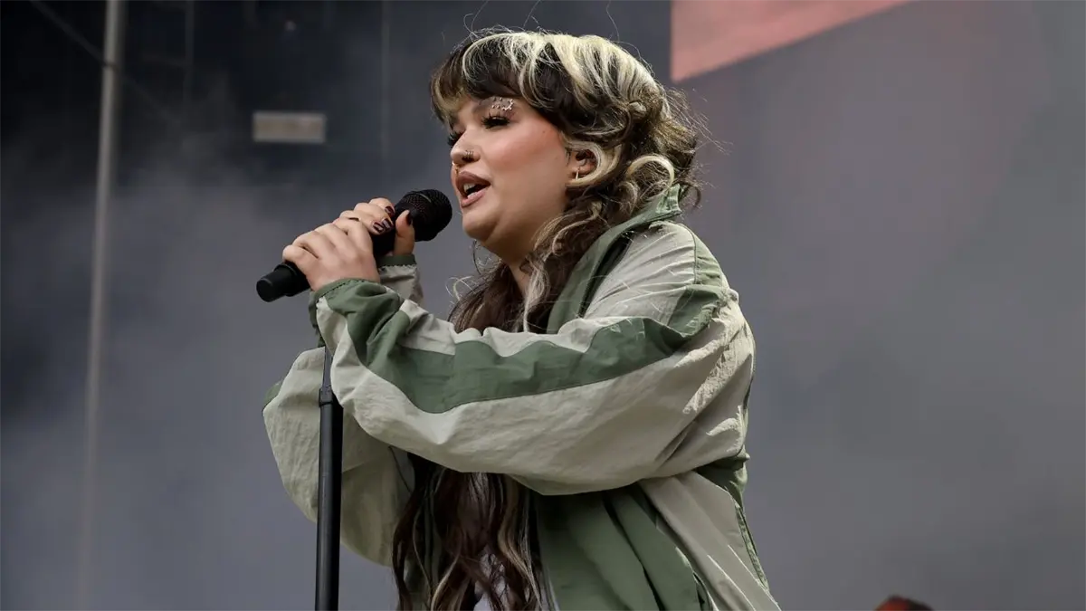 La cantante Lola Young.