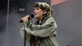 Lola Young cancela conciertos tras desmayarse en una actuación
