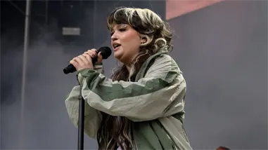 Lola Young cancela conciertos tras desmayarse en una actuación