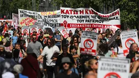 Miles de personas protestan en Grecia contra la ampliación de jornada laboral a 13 horas