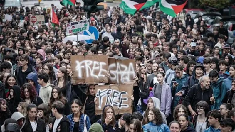 Miles de personas protestan en Roma y otras ciudades por la interceptación de la Flotilla