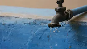 Moradores denuncian prolongada escasez de agua potable