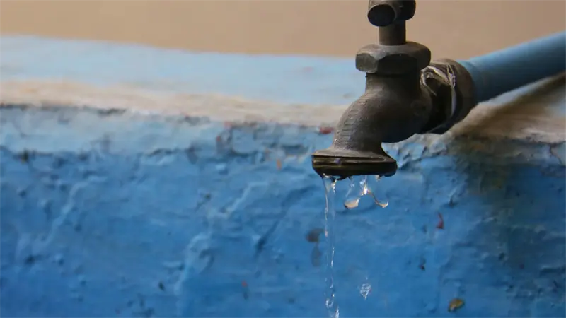 Moradores denuncian prolongada escasez de agua potable
