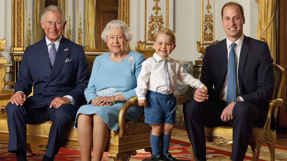 El príncipe Guillermo junto a sus abuelos el príncipe y la reina Isabel II, y su hijo el Príncipe Jorge.