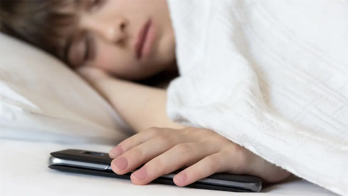 Un estudio indica que los niños con control parental del móvil duermen y estudian mejor