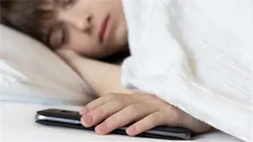 Un estudio indica que los niños con control parental del móvil duermen y estudian mejor