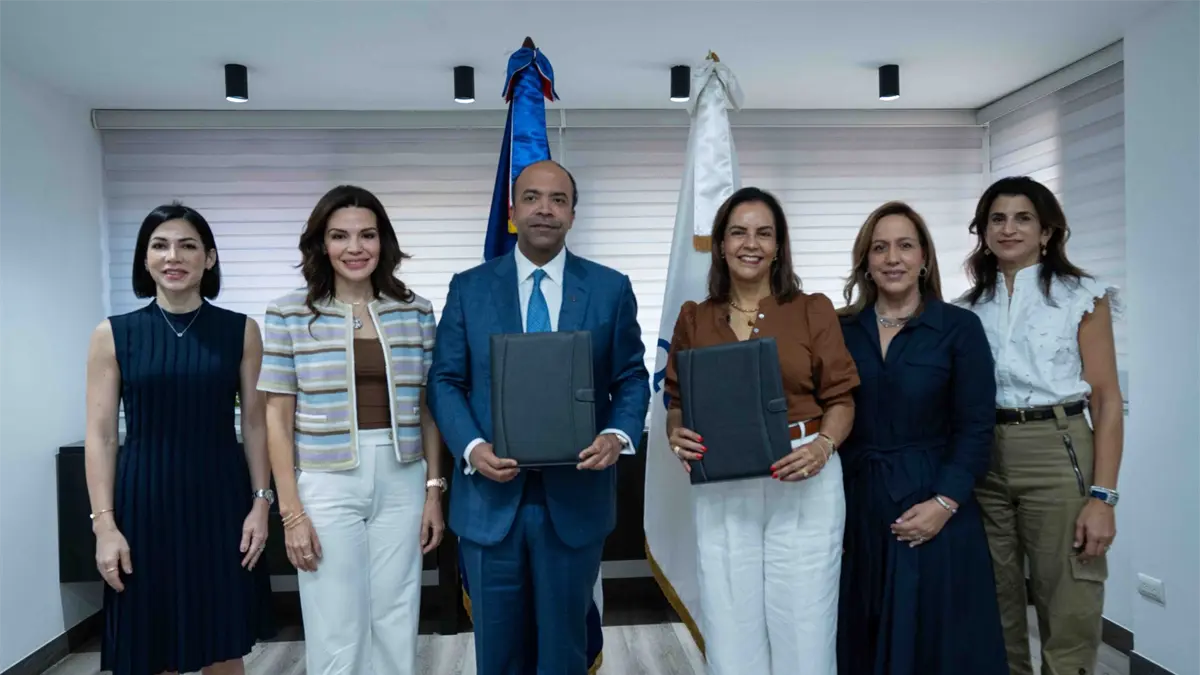 Samuel Pereyra, presidente del Consejo de Administración de Refidomsa y de la Fundación Refidomsa, y Alexandra Matos de Purcell, presidenta de la Fundación Amigos Contra el Cáncer Infantil (FACCI), durante la firma del acuerdo de colaboración en beneficio de programas de salud infantil.