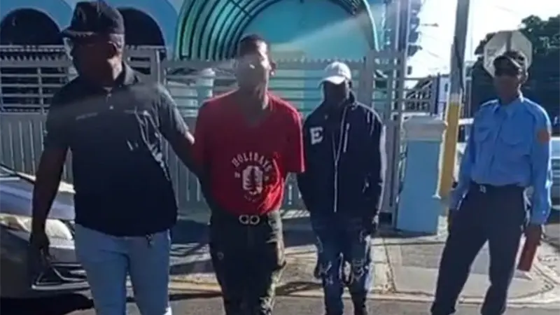 Retiran parqueadores informales avenida Constitución y General Cabral en San Cristóbal