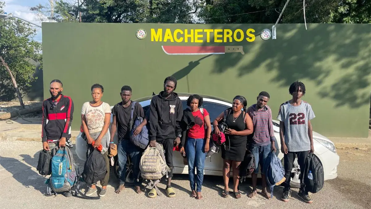 Ejército detiene a 19 migrantes haitianos en un vehículo y dos motocicletas en Valverde