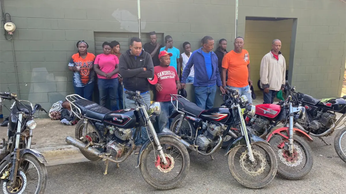 Ejército detiene a cinco motociclistas con diez indocumentados en Montecristi