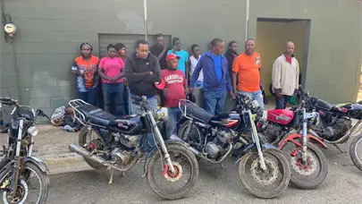 Ej&eacute;rcito detiene a cinco motociclistas con diez indocumentados en Montecristi