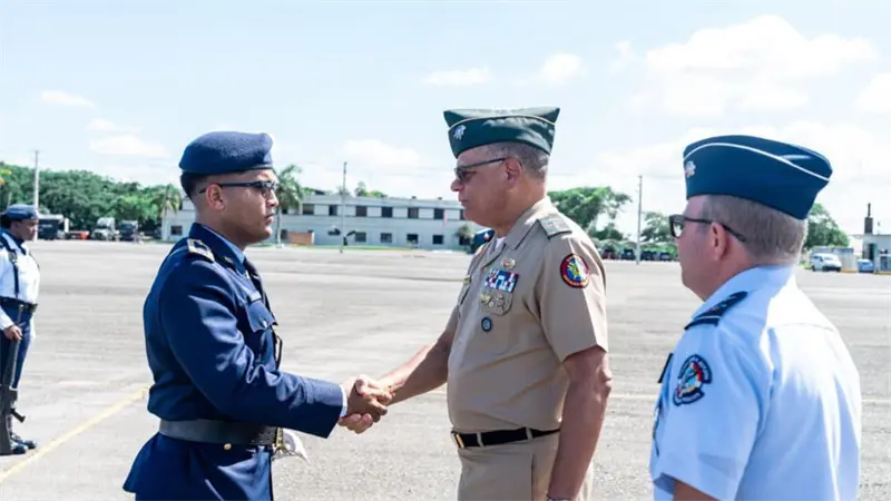 Ministro de Defensa encabeza jornada de trabajo en la Fuerza Aérea de República Dominicana