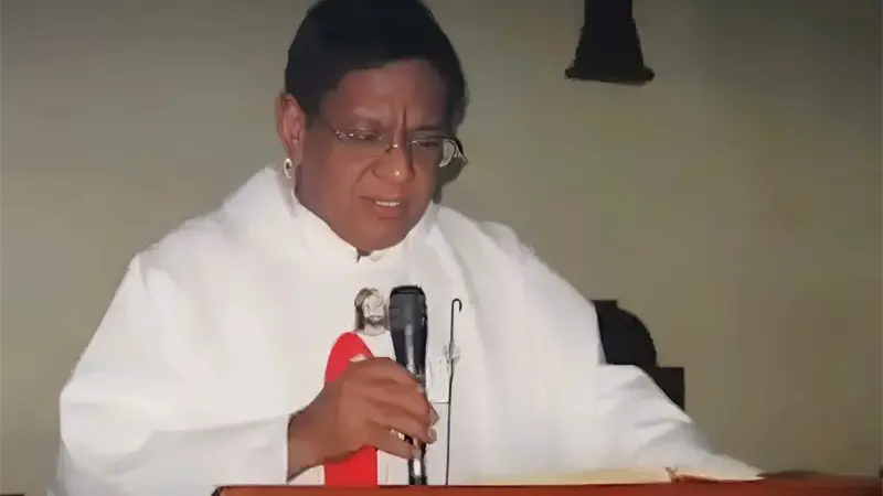 Imponen arresto domiciliario y garantía económica a sacerdote Alejandro Peña por conducta sexual inapropiada