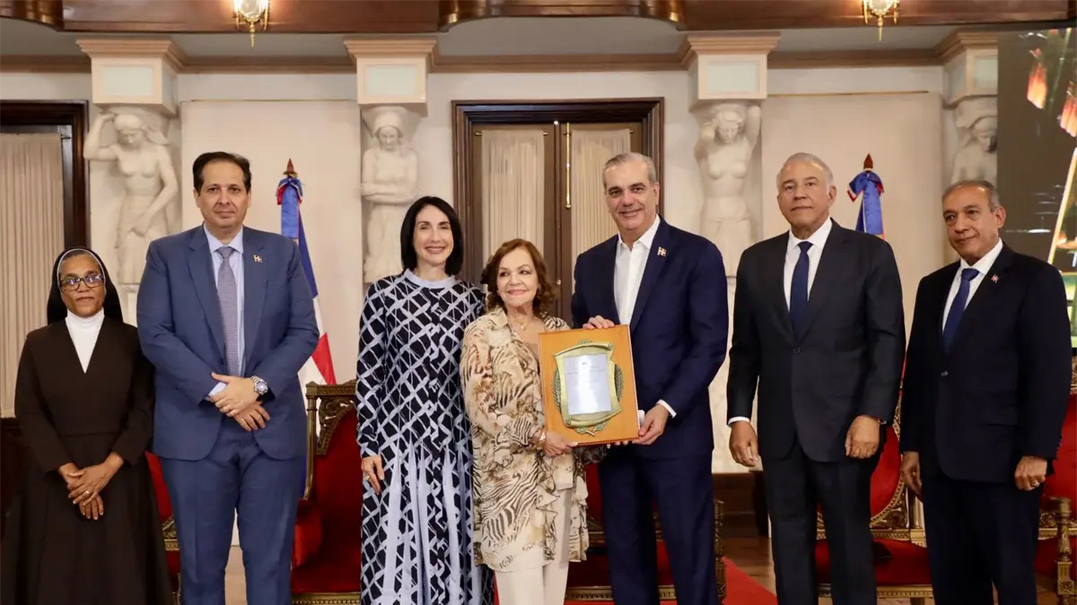 Abinader reconoce a Josefina Miniño como "Adulto Mayor del Año" y a Sor Agripina Acosta como "Protectora de la Persona Envejeciente"