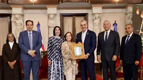 Abinader reconoce a Josefina Miniño como "Adulto Mayor del Año" y a Sor Agripina Acosta como "Protectora de la Persona Envejeciente"