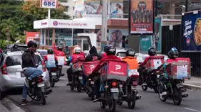 Cobro del 10% en pedidos para llevar genera choque legal y polémica