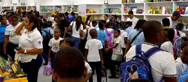 La Feria del Libro sigue recibiendo a multitudes