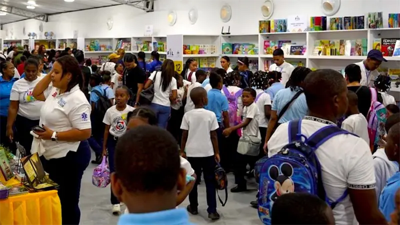La Feria del Libro sigue recibiendo a multitudes