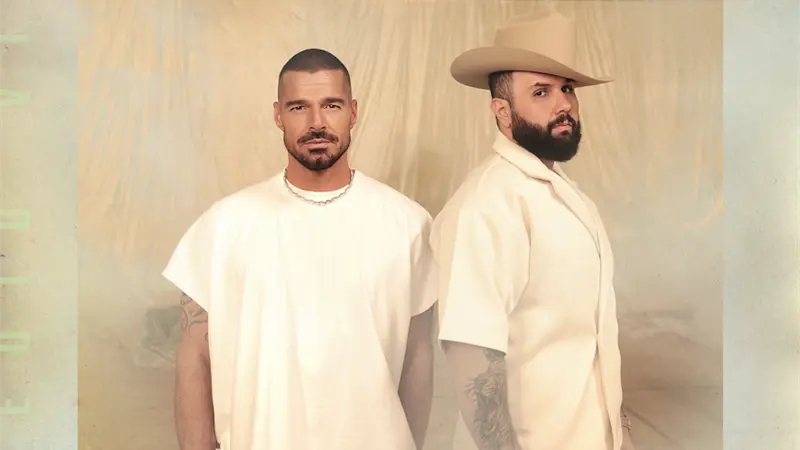Ricky Martin y Carín León recrean A Medio Vivir con emotividad