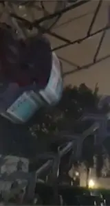 Momento en que un vagón de juego mecánico colapsa en EE.UU.