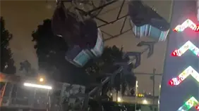 Momento en que un vagón de juego mecánico colapsa en EE.UU.
