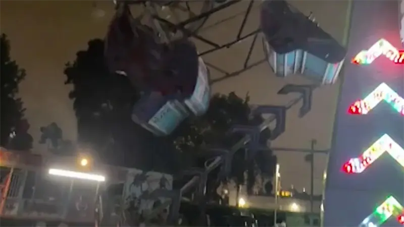 Momento en que un vagón de juego mecánico colapsa en EE.UU.