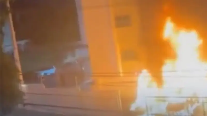 Incendio reduce a cenizas dos vehículos en residencial de Arroyo Hondo Viejo