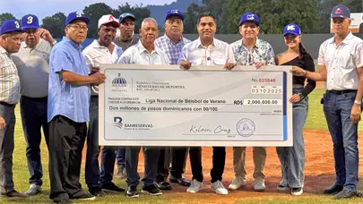 Ministro Kelvin Cruz entrega aporte de dos millones a la Liga de Verano