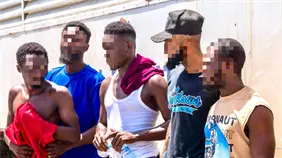 Policía Nacional ocupa alambres de alta tensión y chasis de motocicletas en allanamientos en La Vega