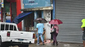 Aguaceros dispersos en distintas provincias de RD por vaguada; oleaje peligroso