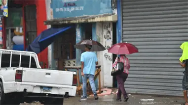 Aguaceros dispersos en distintas provincias de RD por vaguada; oleaje peligroso