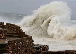 Los aguaceros seguirán en algunas provincias por vaguada; alertan por oleaje peligroso en la costa Atlántica