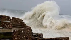 Los aguaceros seguirán en algunas provincias por vaguada; alertan por oleaje peligroso en la costa Atlántica