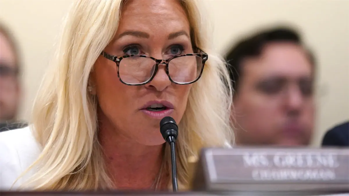 Congresista insiste en inglés como idioma único frente a defensa del español de Bad Bunny