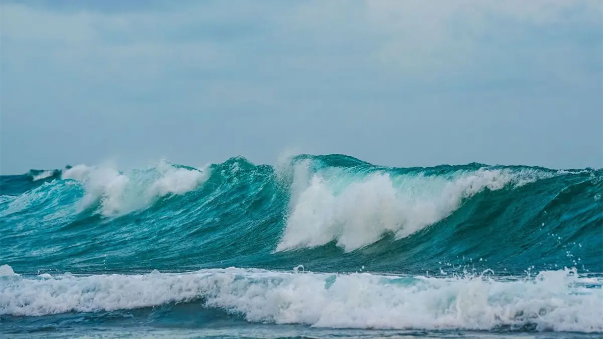 INDOMET advierte sobre oleaje peligroso y pronostica aguaceros con tronadas por incidencia de una vaguada